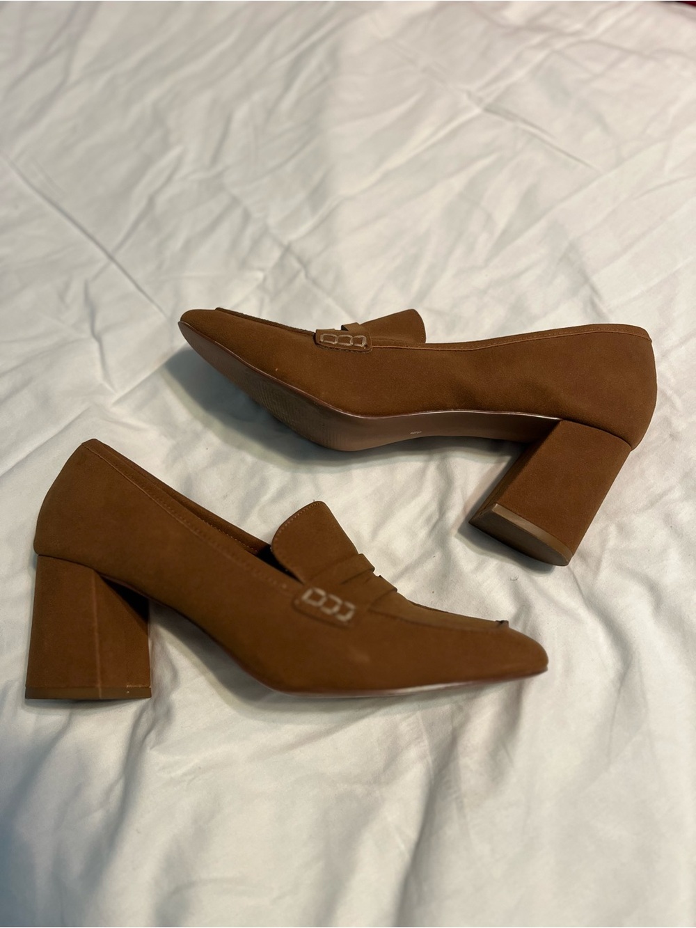 Women’s Classic Solanz Heeled Loafers in Tan Suede